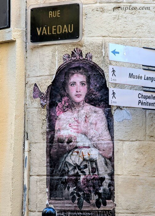 Street art Rue Valedau à Montpellier, grand collage dédié à la lutte contre le cancer du sein signé Bénédicte Voglio dans le centre historique nord