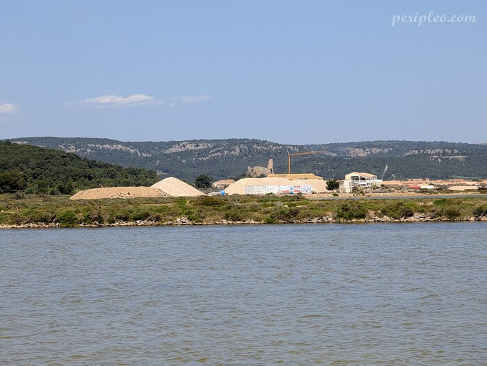 Salins de l’Île Saint-Martin à Gruissan avec montagnes et étangs en arrière-plan