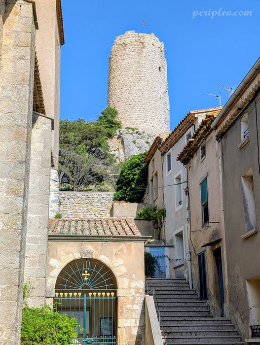 Escaliers menant à la Tour Barberousse dans le village historique de Gruissan dans l’Aude