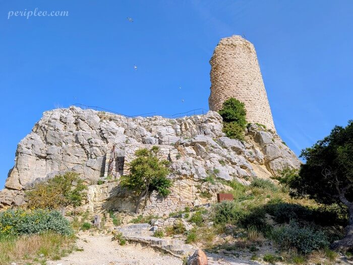Vue de la Tour Barberousse perchée sur son rocher à Gruissan dans l’Aude en Occitanie