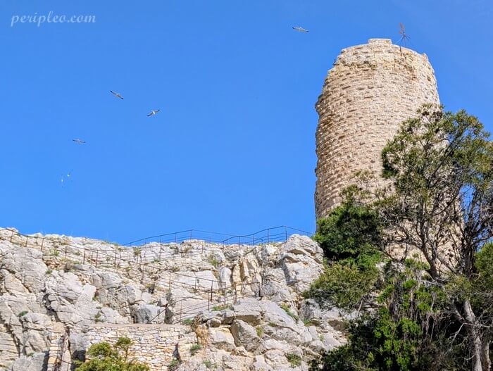 Tour Barberousse dominant les hauteurs du village de Gruissan