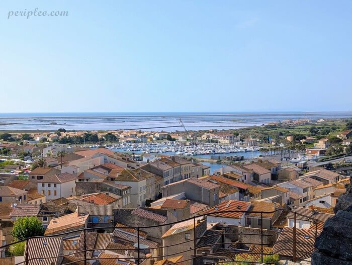 Vue panoramique sur le village de Gruissan, son port et les étangs depuis la Tour Barberousse