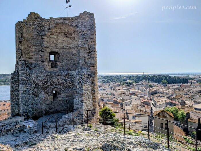 Ruines de la Tour Barberousse avec vue sur les toits du village de Gruissan dans l’Aude