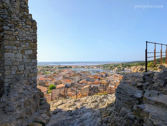 Vue sur Gruissan et ses étangs depuis les ruines de la Tour Barberousse dans l’Aude