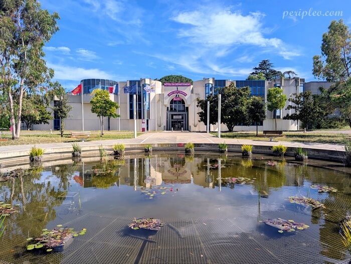 Entrée du Domaine d'Alco à Montpellier avec son bassin et le bâtiment du Conseil départemental de l'Hérault