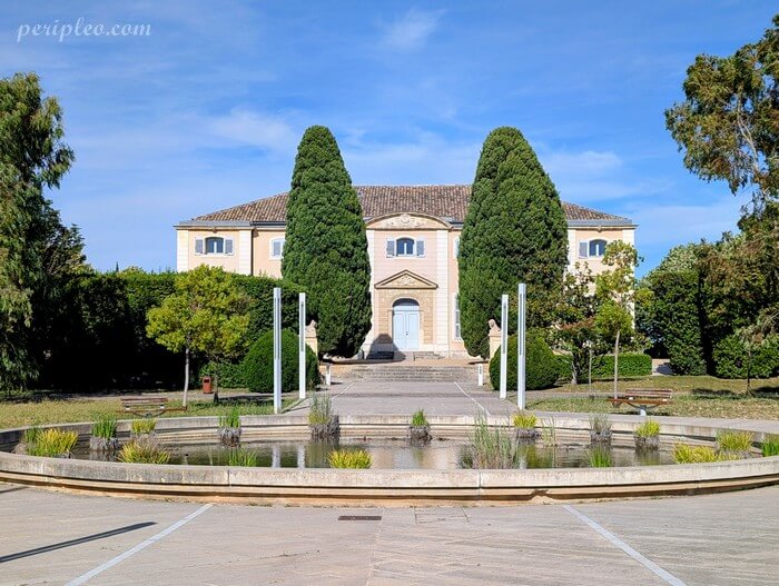 Façade du Château d'Alco à Montpellier avec son bassin et ses cyprès