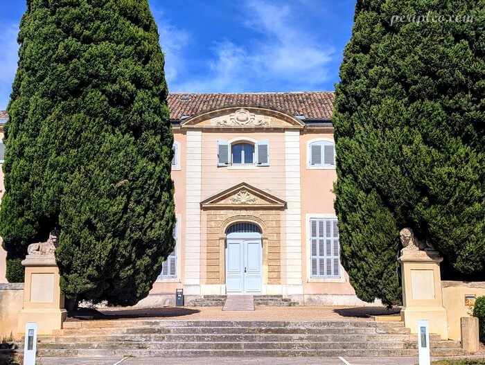 Architecture du Château d'Alco à Montpellier avec ses cyprès centenaires