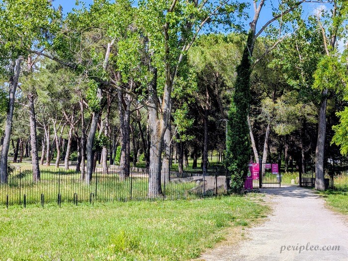 Entrée du parc du Château d'Ô à Montpellier, domaine historique idéal pour une balade nature