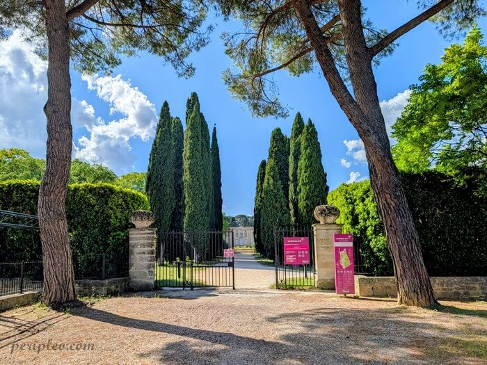 Entrée du Château d'Ô à Montpellier, une folie montpelliéraine entourée de cyprès et de jardins historiques