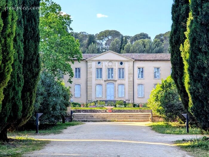 Façade du Château d'Ô à Montpellier, célèbre folie montpelliéraine entourée de son parc historique