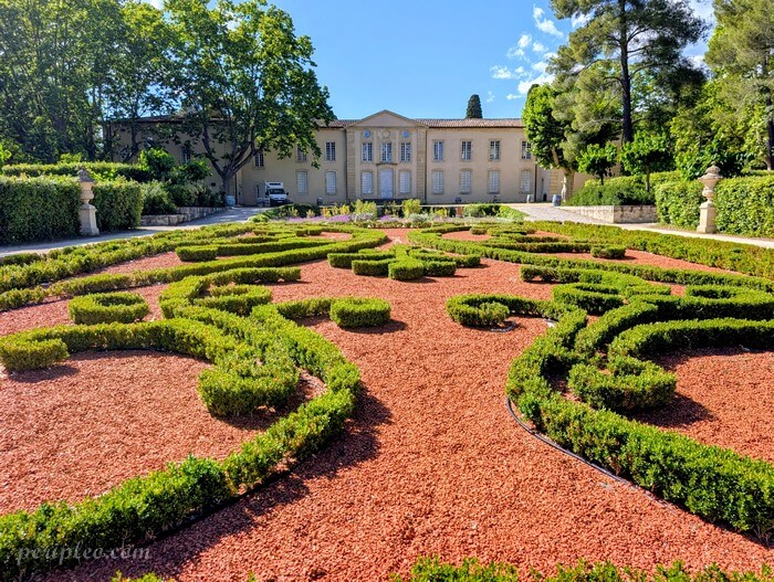 Jardin à la française du Château d'Ô à Montpellier avec la façade du château en arrière-plan