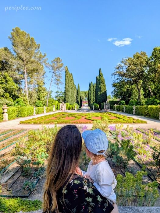 PERIPLEO admirant les jardins à la française du Château d'Ô à Montpellier