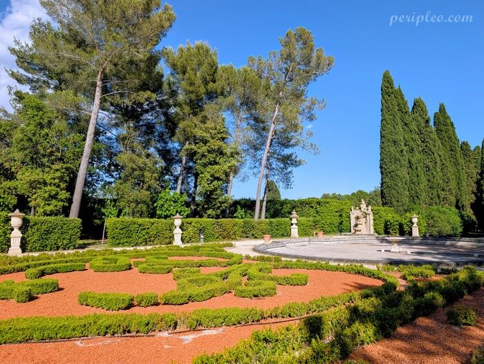 Jardin à la française et bassin du Château d'Ô à Montpellier entourés de cyprès et de pins