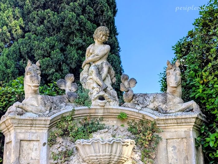 Statues ornant le buffet d’eau des jardins du Château d’Ô à Montpellier, ancienne folie montpelliéraine