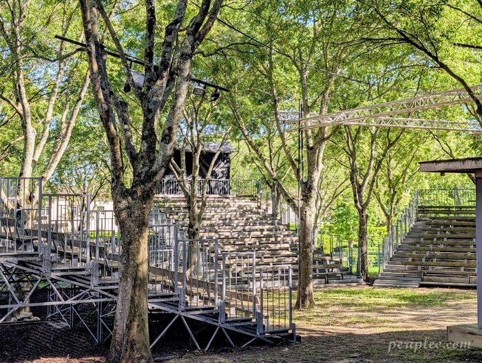 Amphithéâtre en plein air du Château d'Ô à Montpellier au cœur d'un parc arboré