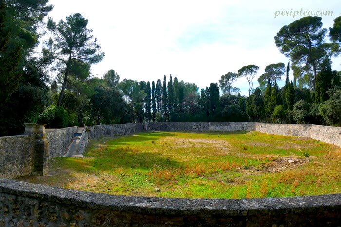 Grand bassin historique du Château d'Ô à Montpellier au cœur de son parc arboré