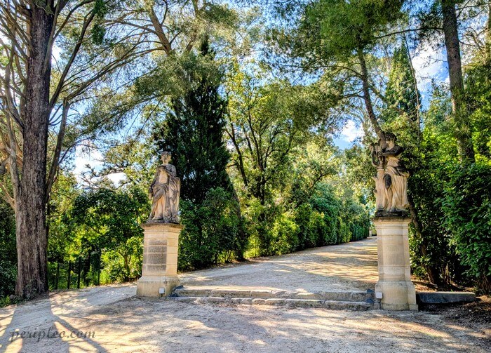 Allée bordée de statues dans le parc du Château d'Ô à Montpellier