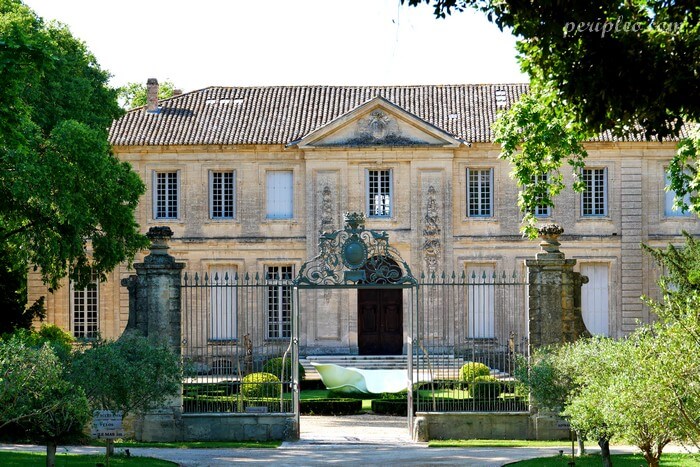 Façade du Château de la Piscine à Montpellier derrière sa grille en fer forgé