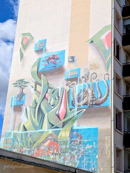 Street art à la Cité des Jardins à Montpellier, spectaculaire fresque en trompe-l'œil signée Sweo et Nikita mêlant formes abstraites et cubes flottants illustrés d'animaux et de paysages