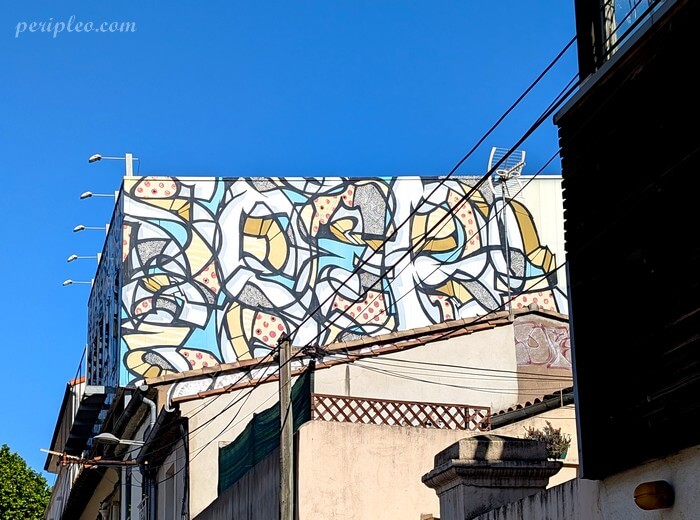 Street art Quai des Tanneurs à Montpellier, autre perspective de l'immense fresque géométrique aux formes abstraites entrelacées