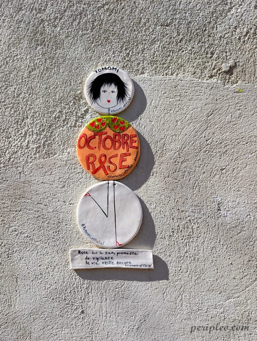 Street art Rue Balard à Montpellier avec œuvre de Tomomi et créations artistiques autour d’Octobre Rose dans le centre historique sud