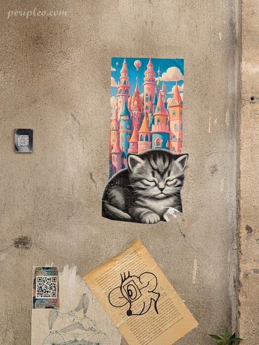 Street art Rue du Général Maureilhan à Montpellier, collages artistiques représentant un chat et un château imaginaire dans le centre historique sud
