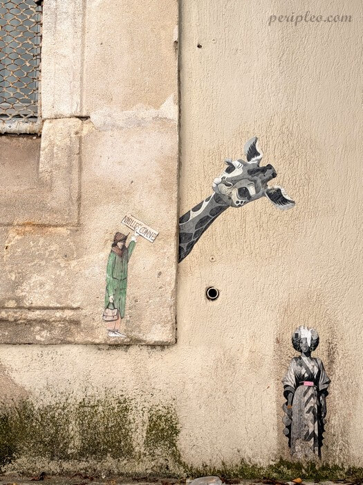 Street art Rue du Général Maureilhan à Montpellier, collages originaux de Roberte Framboise représentant une girafe et des personnages sur un mur du centre historique sud