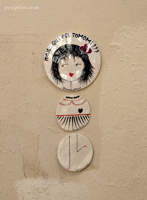 Street art Rue du Général Maurin à Montpellier avec œuvre de Tomomi et céramiques artistiques originales dans le centre historique sud