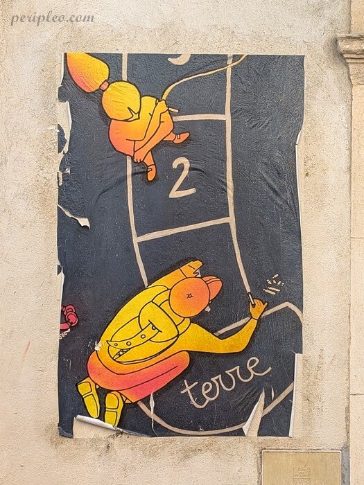 Street art Rue du Général Vincent à Montpellier, collage illustré inspiré du jeu de marelle sur un mur du centre historique sud