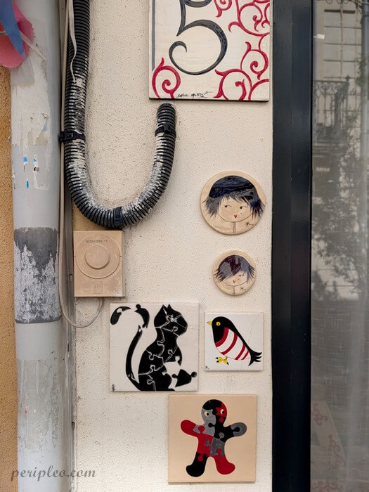 Street art Rue du Général Vincent à Montpellier avec mosaïques artistiques de Tomomi et créations urbaines originales dans le centre historique sud