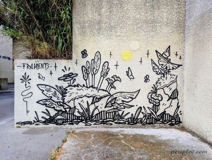 Fresque en noir et blanc représentant une scène végétale imaginée par Fragments sur l'avenue Albert Einstein à Montpellier
