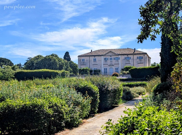 Façade du Château d'Alco dominant ses jardins à Montpellier