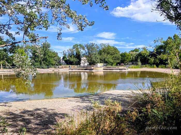 Bassin du parc du Château d'Alco, célèbre folie montpelliéraine à Montpellier