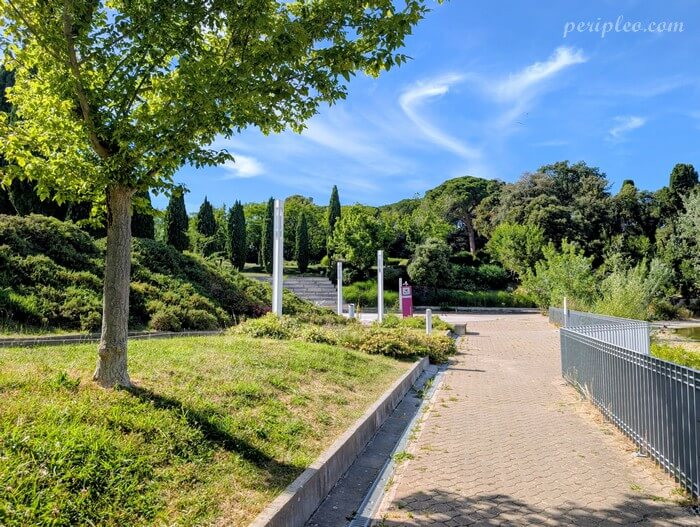 Jardins en terrasses du Château d’Alco à Montpellier, ancienne folie montpelliéraine entourée de cyprès
