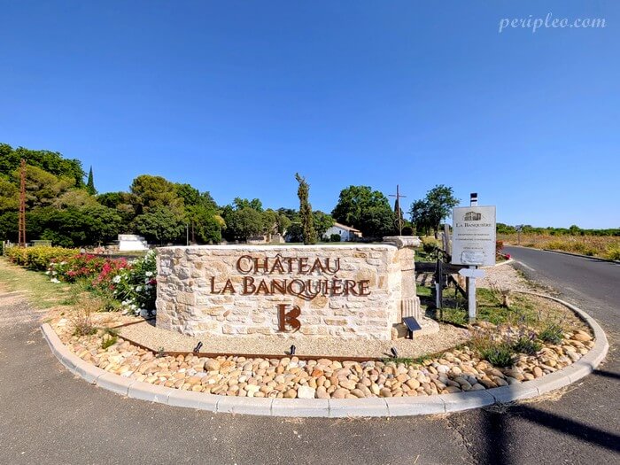 Entrée du Château La Banquière à Mauguio, domaine historique aux portes de Montpellier