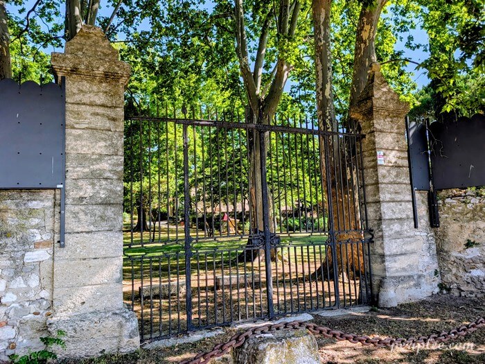 Grille d'entrée du Château La Banquière à Mauguio, domaine historique entouré d'un parc arboré