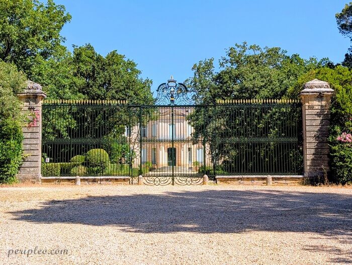Grille monumentale et façade du Château de l'Engarran à Lavérune près de Montpellier
