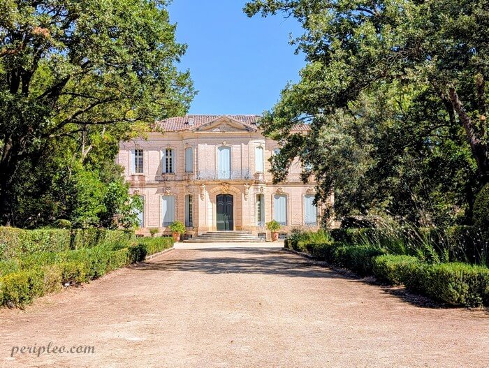 Allée menant au Château de l'Engarran à Lavérune près de Montpellier