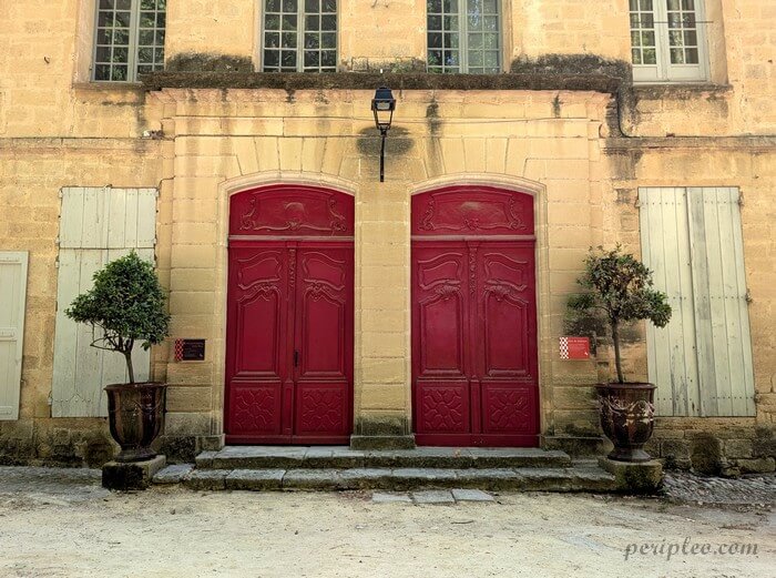 Portes rouges de la façade du Château des Évêques à Lavérune près de Montpellier