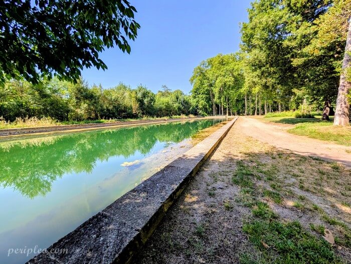 Grand bassin du parc du Château des Évêques à Lavérune, domaine historique aux portes de Montpellier