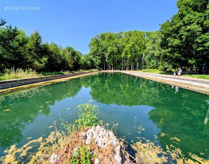 Grand bassin du parc du Château des Évêques à Lavérune, ancien vivier au cœur du domaine historique
