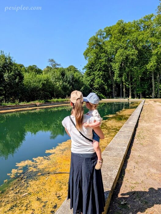 Promenade au bord du grand bassin du Château des Évêques à Lavérune, dans le parc du domaine historique