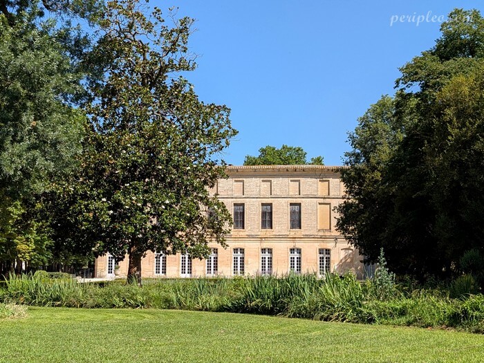 Parc du Château des Évêques à Lavérune avec la façade du château en arrière-plan