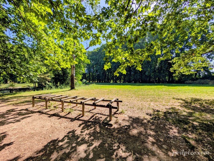 Prairie ombragée du parc du Château des Évêques à Lavérune