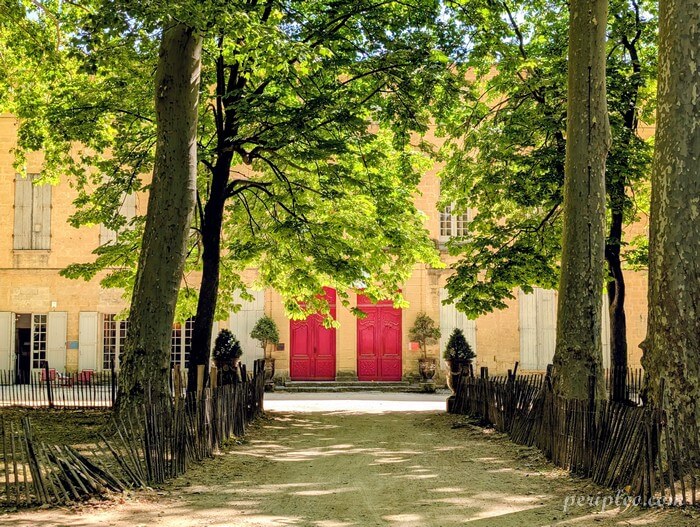 Allée du parc du Château des Évêques à Lavérune avec ses portes rouges