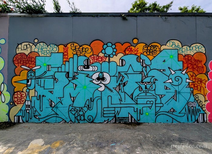 Grande fresque de Street art aux formes géométriques et aux couleurs vives sur les murs du Quai du Verdanson à Montpellier