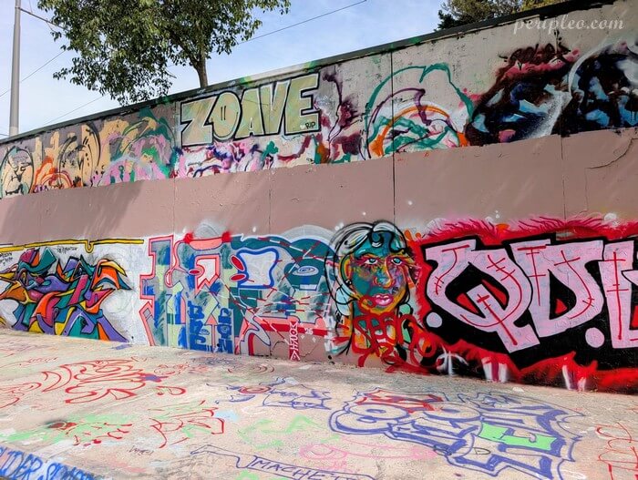 Ensemble de graffitis et fresques de Street art colorées sur les murs du Quai du Verdanson à Montpellier