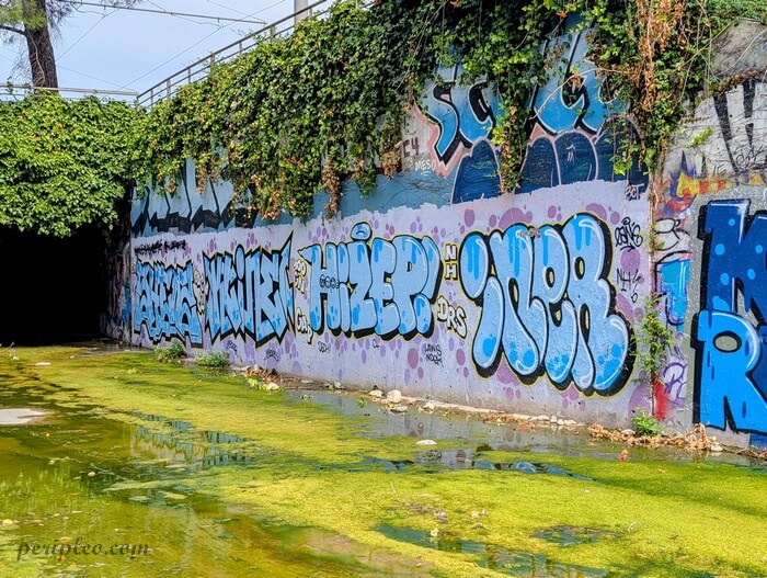 Street art Quai du Verdanson à Montpellier, succession de graffitis colorés longeant les berges du Verdanson