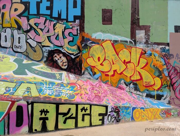 Street art Quai du Verdanson à Montpellier, composition foisonnante où s'entremêlent graffitis, lettrages XXL et portraits féminins