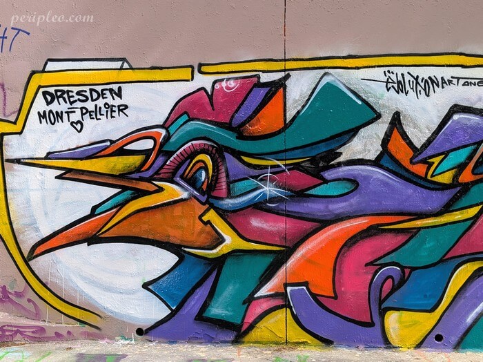 Street art Quai du Verdanson à Montpellier, fresque abstraite aux formes dynamiques et aux couleurs éclatantes
